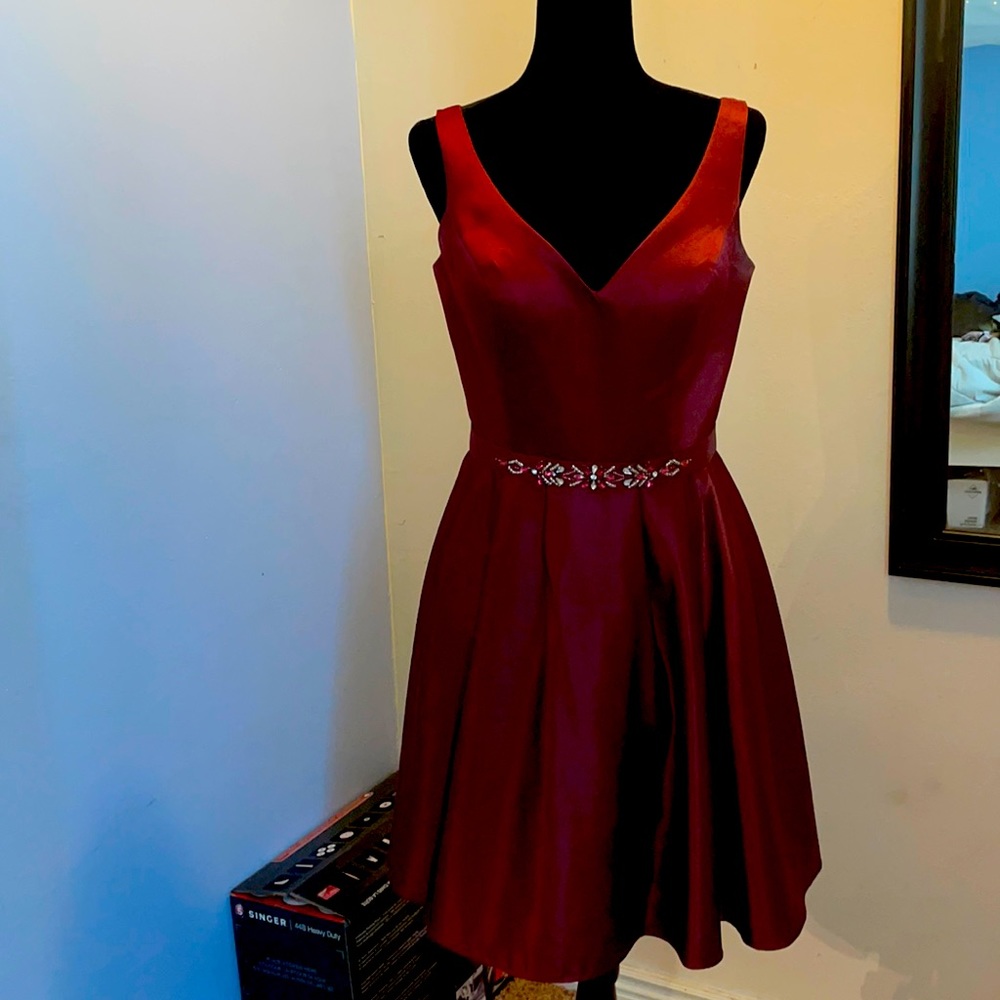 Wine-red Formal dress, size 6/M. Only worn once!